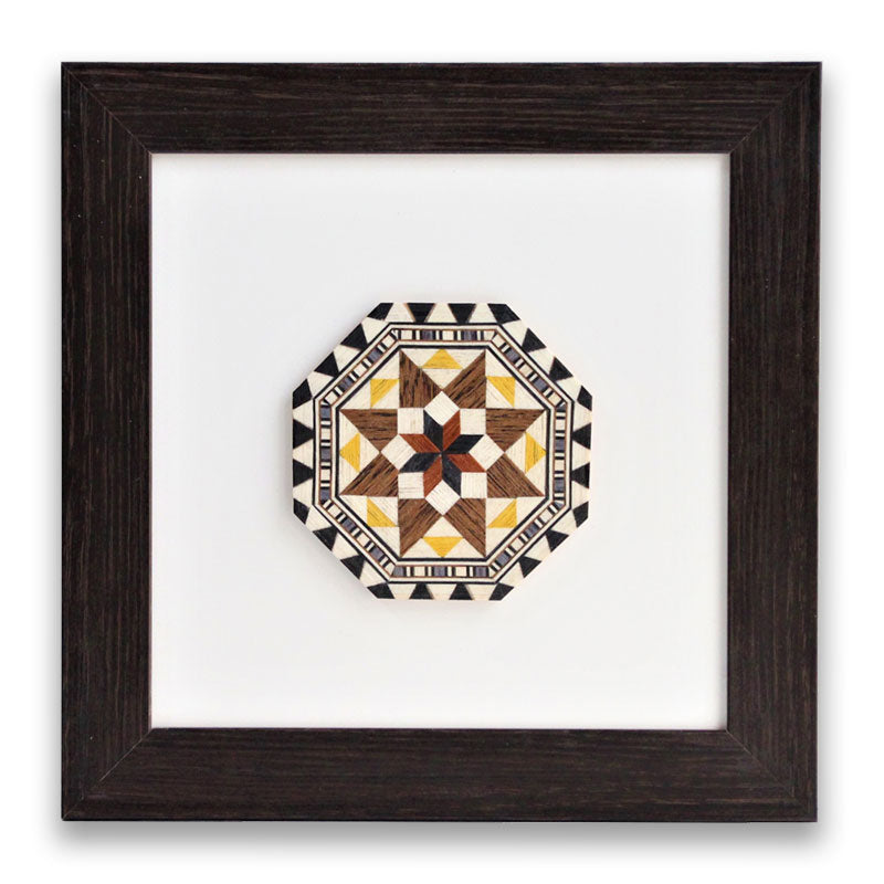 Cuadro decorativo en taracea octogonal marrón