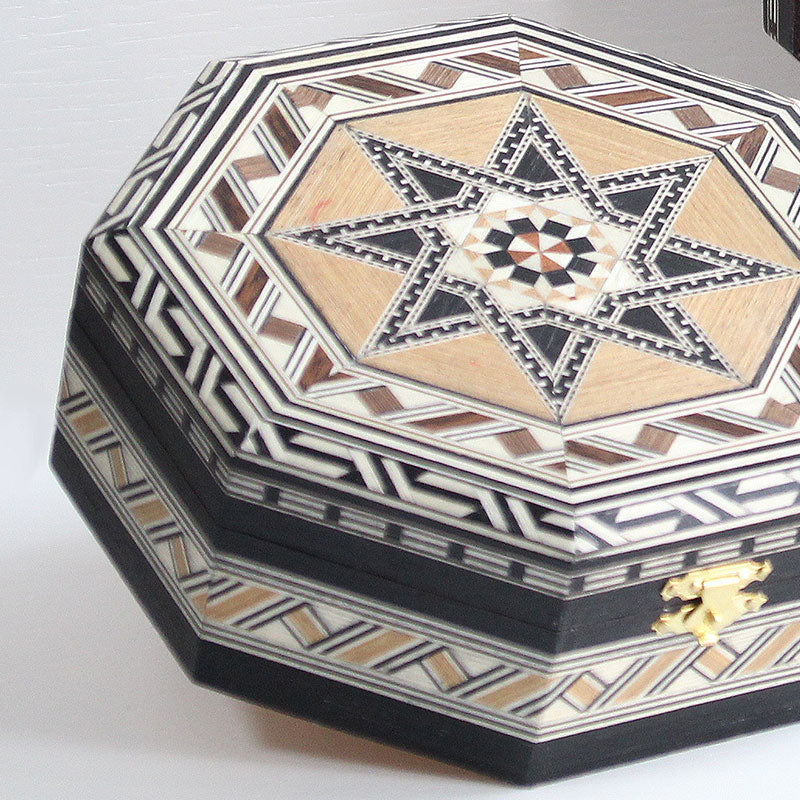 Special octagonal jewelery box Carmen with oak mirror